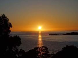 BAY OF FIRES SEACHANGE Ocean frontage，位于比那隆湾的带停车场的酒店