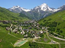 Le Montana，位于莱德萨阿尔卑斯贝勒埃托瓦勒滑雪缆车附近的酒店