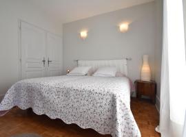 Holiday Home near Paris with Garden，位于Yèvre-le-Châtel的酒店