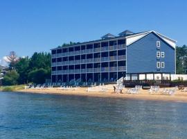 The Baywatch Resort，位于特拉弗斯城的海滩酒店