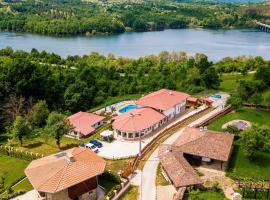 Family Complex KrisBo，位于Donkovtsi的带泳池的酒店