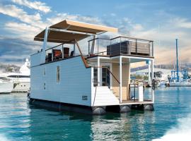 Floating House Adela，位于波尔托罗的酒店