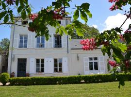 Le Clos Mademoiselle，位于洛什的住宿加早餐旅馆