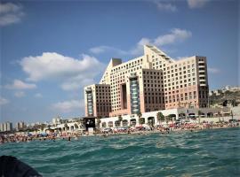 Luxurious Beach apartment，位于海法卡梅尔海滩附近的酒店