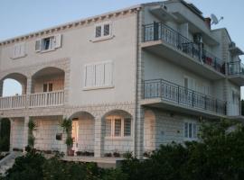 Apartments Vela Luka，位于尼亚卢卡的海滩短租房