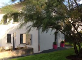 Demeure & Dépendance - Chambres d'hôtes depuis 2012，位于塔桑拉德米吕讷的酒店