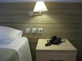 亚历山德罗斯公寓式酒店，位于卡梅纳维洛拉的公寓式酒店