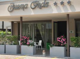 Hotel Buena Onda，位于佩斯基耶拉德加达的带泳池的酒店