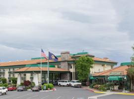 丽晶套房酒店 ，位于罗格谷国际-梅德福机场 - MFR附近的酒店