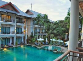 Navatara Phuket Resort，位于拉威海滩的酒店