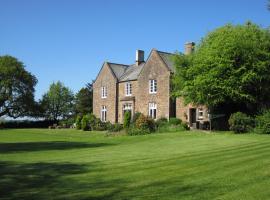 Court Barn Country House Hotel，位于霍尔斯沃西的酒店