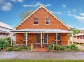 Eliza 1875 Red Brick Duplex Townhouse，位于格拉夫顿的度假短租房