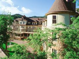 派克峰悬崖屋酒店，位于马尼温泉派克峰齿轨铁路附近的酒店