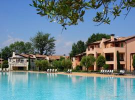 Esclusivo trilocale con piscina al Garda Resort Village，位于佩斯基耶拉德加达的度假村