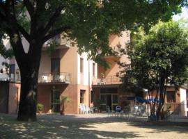 Hotel Bassani，位于卡斯特罗卡罗泰尔梅的酒店