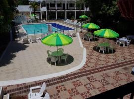 别墅马里查酒店，位于梅尔加的带泳池的酒店