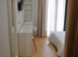 Hostal Universitat，位于塞尔韦拉的酒店