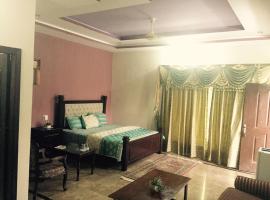 Lake view hotel & resort，位于Khanpur的酒店