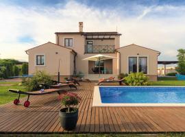 Villa NaNa - modern Villa with a pool surrounded by nature, Istria-Pula，位于瓦图拉的度假屋