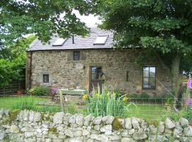 Charming cottage with loch and hill views nr Edinburgh，位于Cobbinshaw的酒店