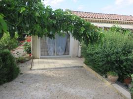 charmant appartement Saint Gély，位于科尔尼永的酒店
