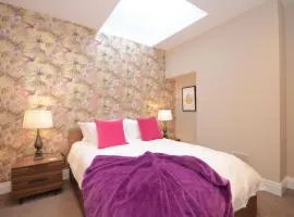 Lucy's Lodge- Most Stylish Apartment On Vibrant Bishy Road with Free Parking