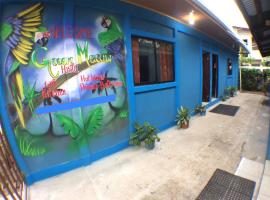 Green Macaw Hostel，位于托尔图格罗的酒店
