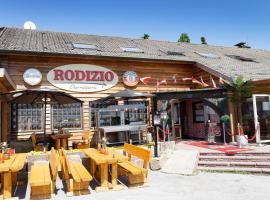 Hotel Restaurant Rodizio Paderborn，位于Altenbeken的带停车场的酒店