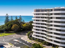 Breeze Mooloolaba, Ascend Hotel Collection，位于穆卢拉巴的带停车场的酒店