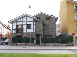 Casa con jardín frente ciudadela，位于哈卡的酒店