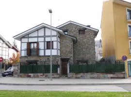 Casa con jardín frente ciudadela