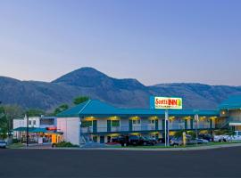 Scott's Inn & Suites，位于坎卢普斯的酒店