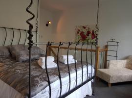 The Retreat at Plover Cottage Lindley，位于哈德斯菲尔德的酒店