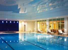 Regency Park Hotel, Health Club & Spa，位于纽伯里的带泳池的酒店
