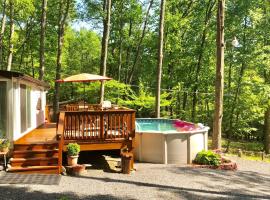 Pocono cabin with private pool at Shawnee Mtn，位于东斯特劳兹堡的度假屋