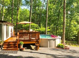 Pocono cabin with private pool at Shawnee Mtn，位于东斯特劳兹堡的酒店