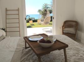 Aqua Seafront Glyfada Corfu Beach House With Garden，位于格利法达的酒店