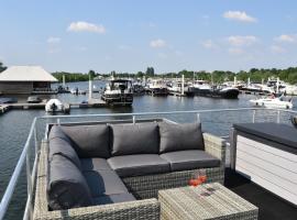 Cosy floating boatlodge, "Paris"，位于马斯特里赫特的木屋