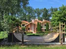 Somo Surfskate hostel，位于Castanedo的酒店