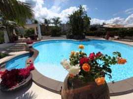 拉吉尔拉酒店，位于利帕里的带停车场的酒店