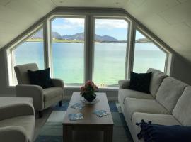 Luxurious cabin by the waterfront，位于莱克内斯的海滩短租房