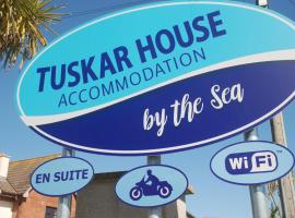 Tuskar House by the Sea，位于罗斯莱尔Rosslare Europort railway station附近的酒店