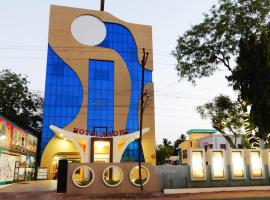 Hotel Aadhi，位于马伊拉杜图赖的酒店