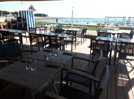 Hôtel du Port Bar Restaurant，位于萨尔佐奥埃迪克岛附近的酒店