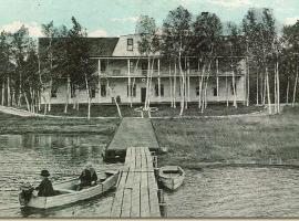 Historic Birch Lodge and Motel，位于Trout Lake的山林小屋
