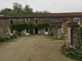Ferme Gite Equestre En Charente，位于孔佛朗的度假短租房