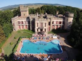 Chateau-camping la Grange Fort, 63500 Les Pradeaux，位于Les Pradeaux的酒店