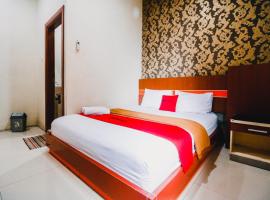 RedDoorz Plus at Grand City Inn Makassar，位于马卡萨的酒店