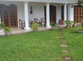 Kuma Beach side Villa，位于瓦都瓦帕纳杜拉火车站附近的酒店