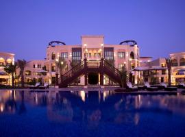 Shangri-La Hotel Apartments Qaryat Al Beri，位于阿布扎比阿尔贝里夸利亚特露天剧场附近的酒店